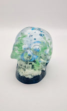 Load image into Gallery viewer, Handcrafted Resin Aquarium Snow Dome Skull
