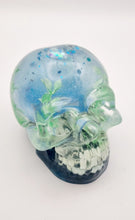 Load image into Gallery viewer, Handcrafted Resin Aquarium Snow Dome Skull